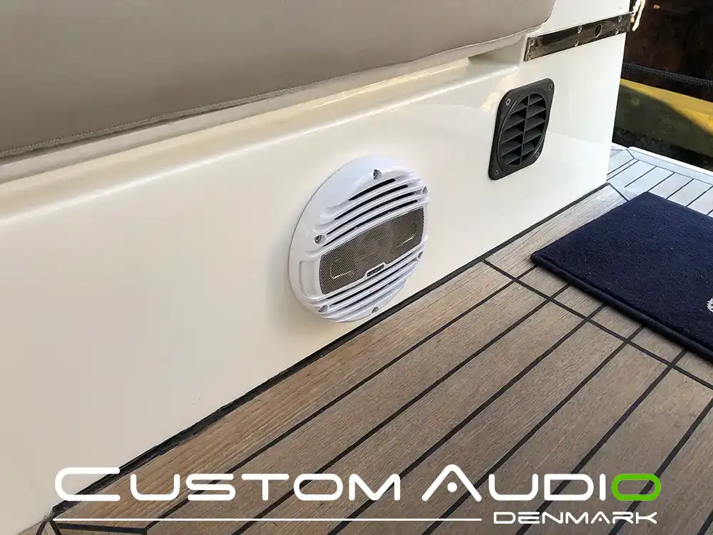 Custom Audio marine stereo monteringsbillede Sealine sc35
